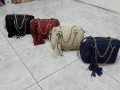  کیف چرمی در انواع رنگ های مختلف : صورتی - قرمز - آبی - مشکی  - قهوه ای  - رنگ صورتی